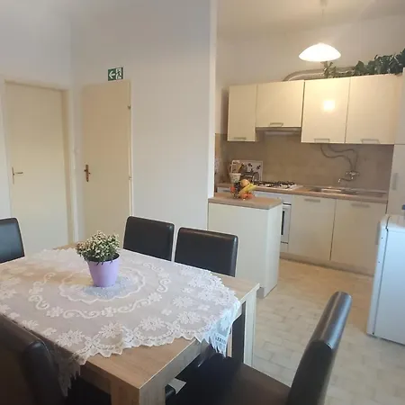 Apartment Spacious With Balcony And Mountain Views Near The Sea Kastela