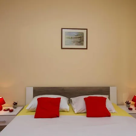 Spacious With Balcony And Mountain Views Near The Sea * Kastela