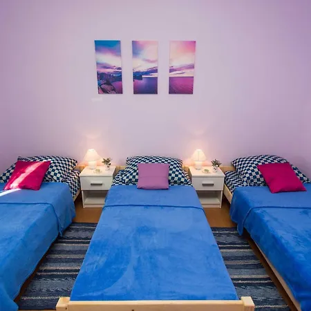Apartment Spacious With Balcony And Mountain Views Near The Sea *