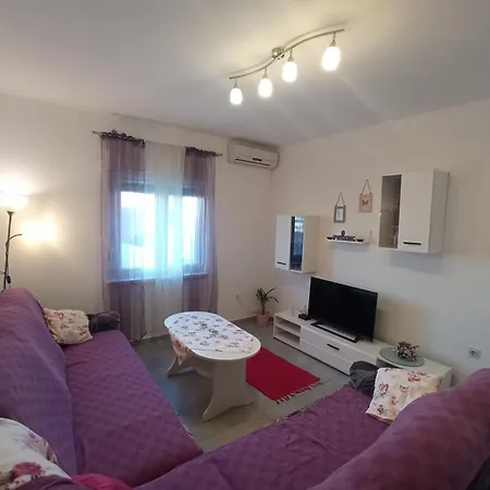 Apartment Spacious With Balcony And Mountain Views Near The Sea Kastela