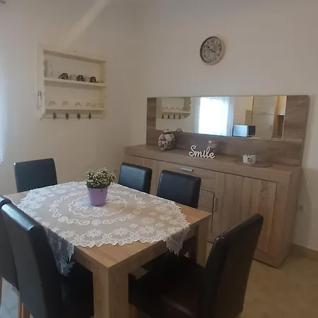 Spacious With Balcony And Mountain Views Near The Sea شقة Kaštela